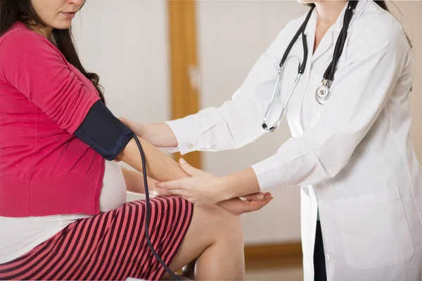 Pregnant woman with doctor — Stock Photo, Image