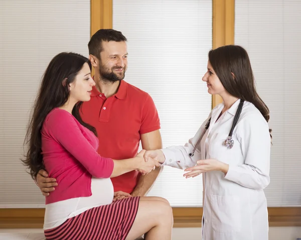 Mulher grávida com médico — Fotografia de Stock