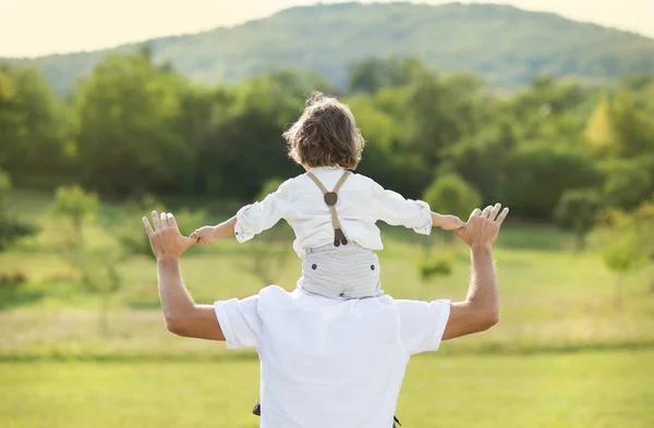 Vater und Sohn spielen — Stockfoto