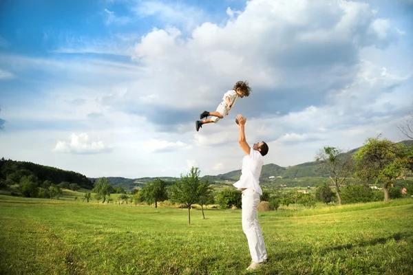 Padre e hijo jugando — Foto de Stock