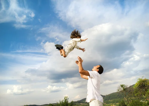 Pai e filho brincando — Fotografia de Stock