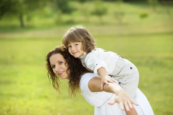 Mor och son spelar — Stockfoto