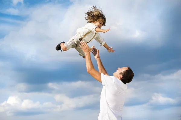 Vater und Sohn spielen — Stockfoto