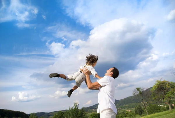 Vader en zoon spelen — Stockfoto