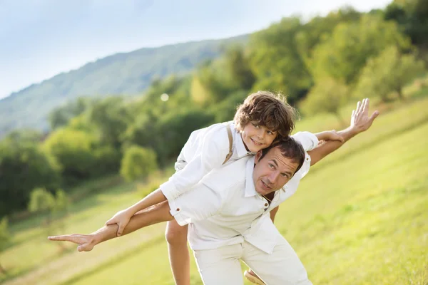 Pai e filho brincando — Fotografia de Stock