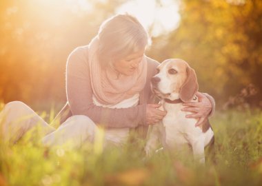 aktif kadın kıdemli hugs köpek