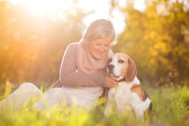 aktif kadın kıdemli hugs köpek