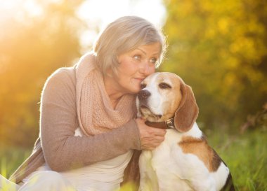 aktif kadın kıdemli hugs köpek