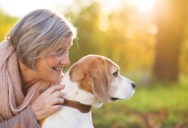 aktif kadın kıdemli hugs köpek