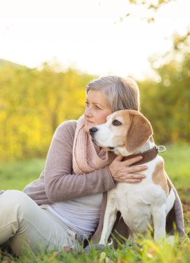 aktif kadın kıdemli hugs köpek