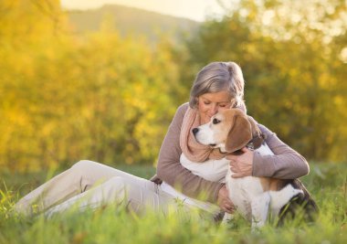 aktif kadın kıdemli hugs köpek