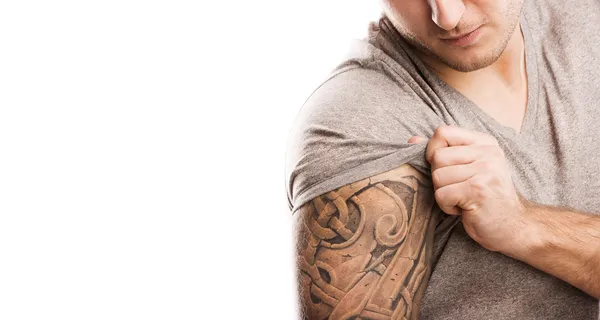 Muž s tetováním — Stock fotografie