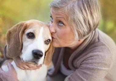 aktif kadın kıdemli hugs köpek