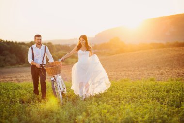 Gelin ve damat ile beyaz gelinlik Kiralama