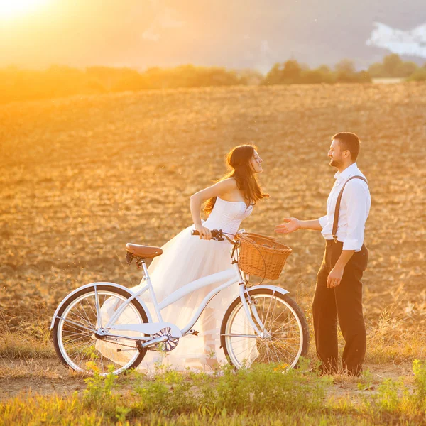 Bruid en bruidegom met een witte bruiloft fiets — Stockfoto
