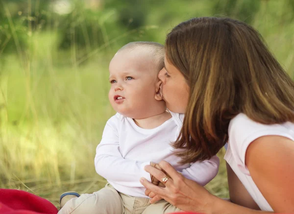 Mamma och hennes lilla son — Stockfoto