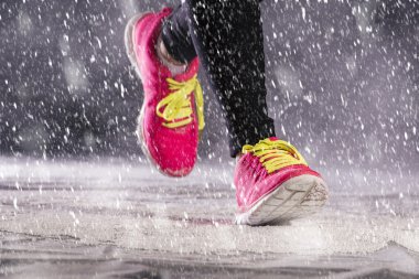 Kış aylarında çalışan kadın