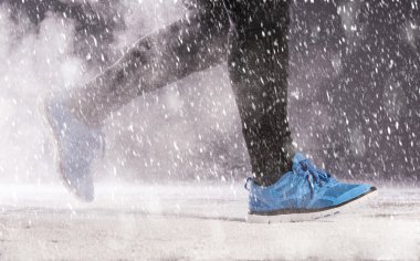 Kışın koşan adam