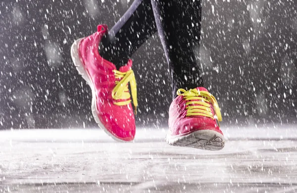 Mujer corriendo en invierno — Foto de Stock