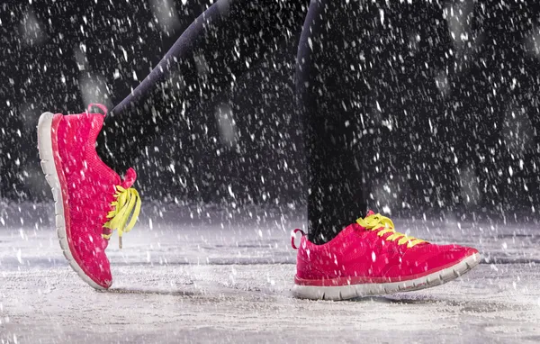 Mujer corriendo en invierno —  Fotos de Stock