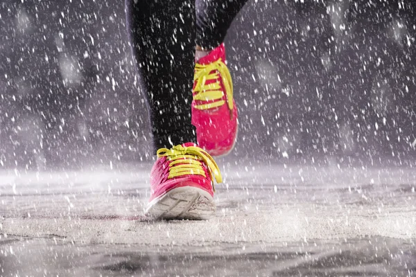 Mujer corriendo en invierno —  Fotos de Stock