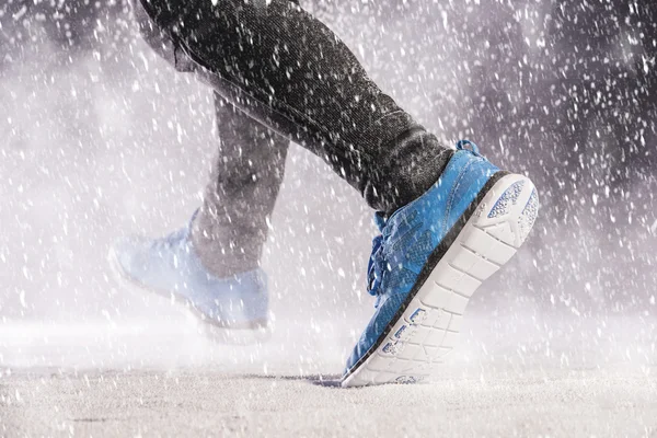 Человек бежит зимой — стоковое фото