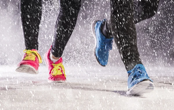 Couple running in winter — Stock Photo, Image