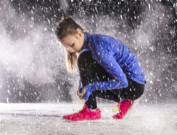 Vrouw uitgevoerd in de winter — Stockfoto