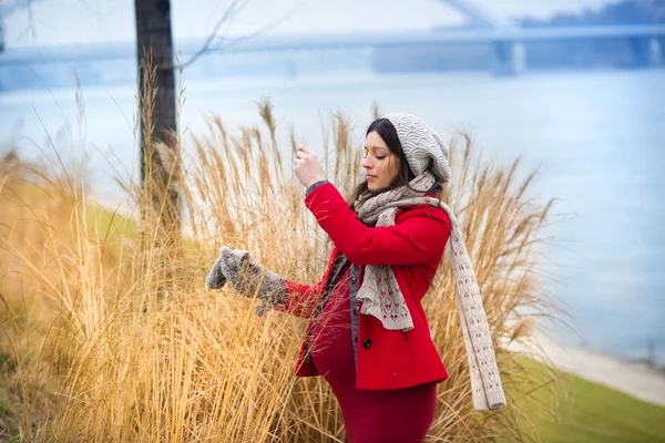 Winter portret van mooie zwangere vrouw — Stockfoto