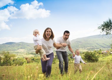 Doğadaki mutlu aile