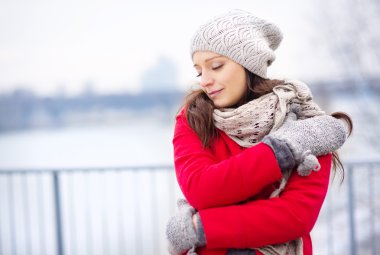 güzel bir hamile kadın kış portresi