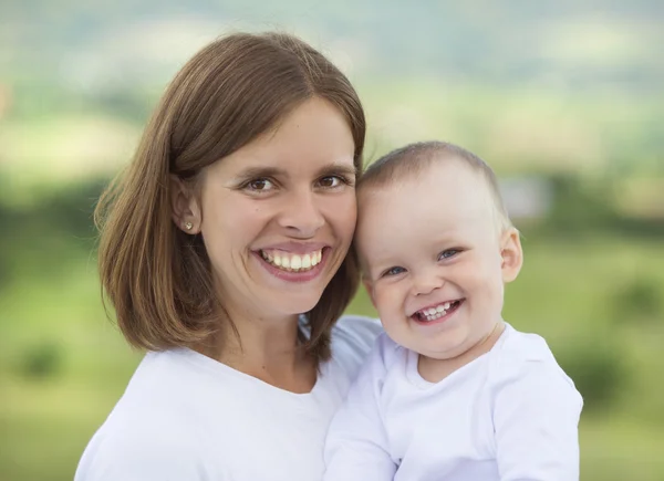 Moeder en haar zoontje — Stockfoto