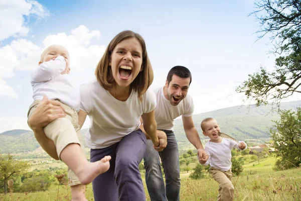 Doğadaki mutlu aile — Stok fotoğraf