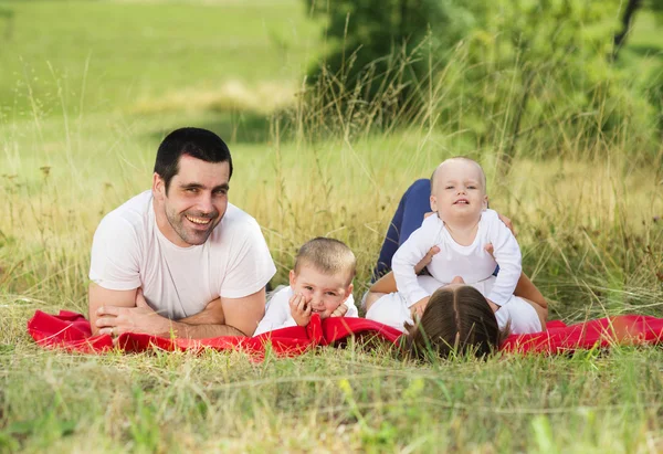 Família feliz na natureza — Fotografia de Stock