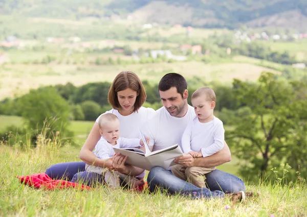 Szczęśliwa rodzina jest czytanie książki — Zdjęcie stockowe