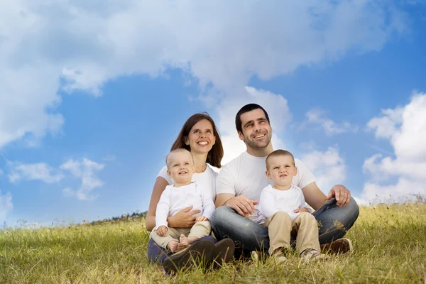 Lykkelig familie i naturen – stockfoto