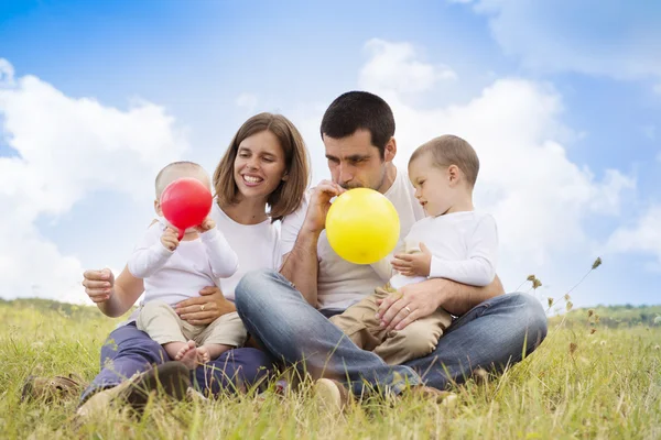 Lykkelig familie i naturen – stockfoto