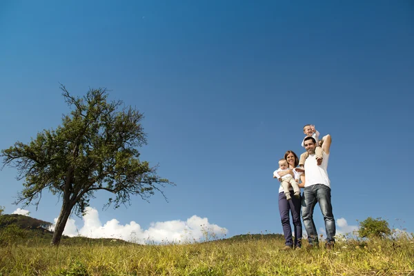 Famiglia felice nella natura — Foto Stock