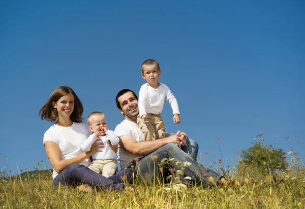 Familia feliz en la naturaleza — Foto de Stock