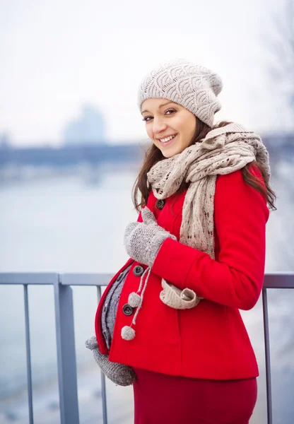 Зимовий портрет красивої вагітної жінки — стокове фото