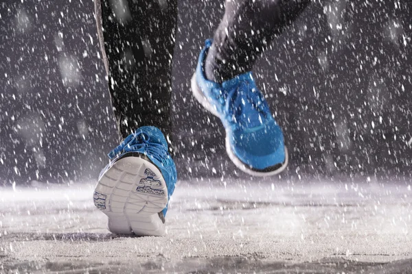 Man running in winter — Stock Photo, Image