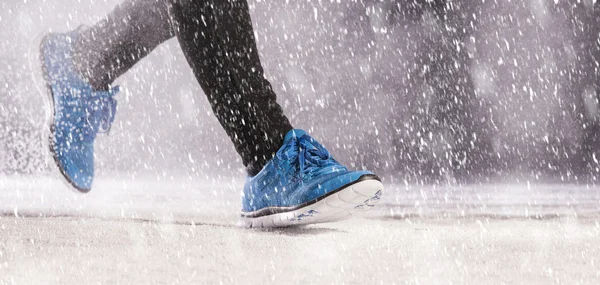 Man running in winter — Stock Photo, Image