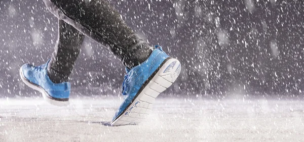 冬で走っている男 — ストック写真