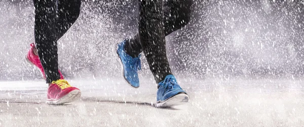 Couple running in winter — Stock Photo, Image