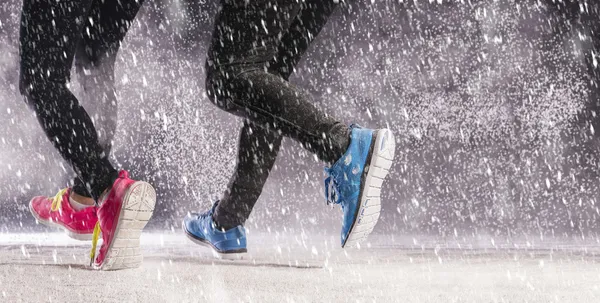 Couple running in winter — Stock Photo, Image