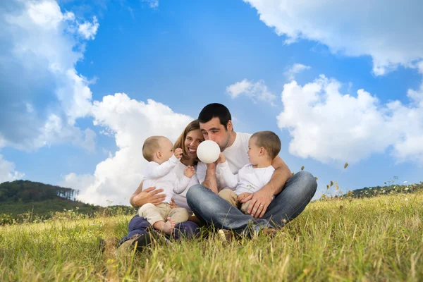 Doğadaki mutlu aile - Stok İmaj