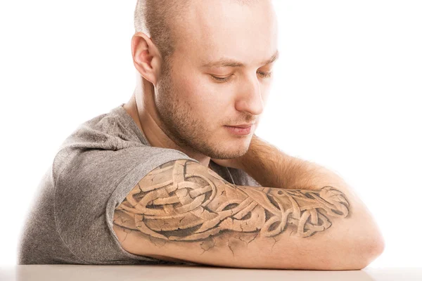 Man met tattoo — Stockfoto