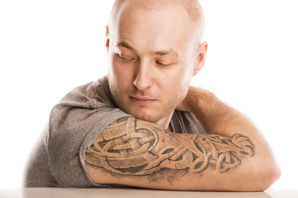 Uomo con tatuaggio — Foto Stock