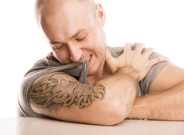 Uomo con tatuaggio — Foto Stock