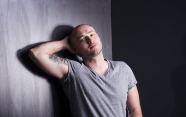 dövmeli adam
